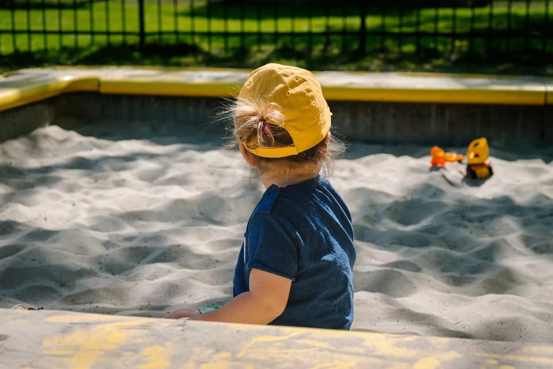 Kind spielt auf einem Spielplatz